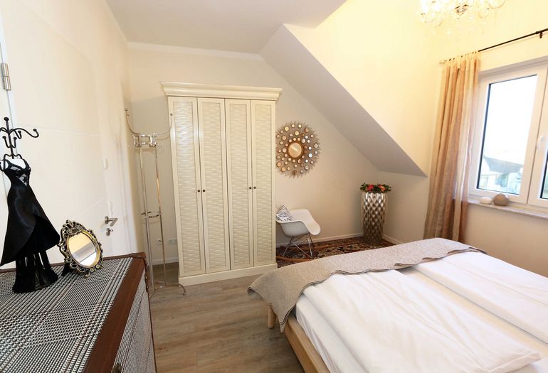 1. Schlafzimmer mit Kleiderschrank