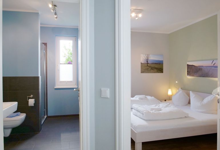 Villa Antje Whg. 05 Blick auf Duschbad und Schlafzimmer