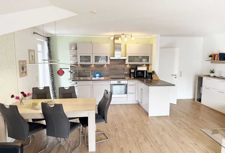 Essbereich mit moderner Küchenzeile