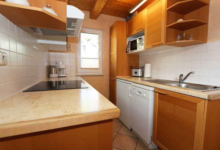 moderne Küchenzeile mit allem was zum Kochen benötigt wird