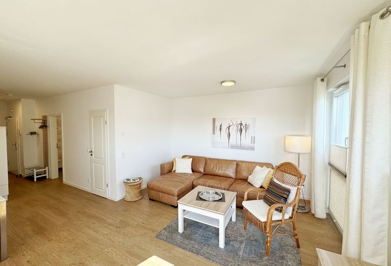 gemütlicher Wohnbereich mit Ledercouch