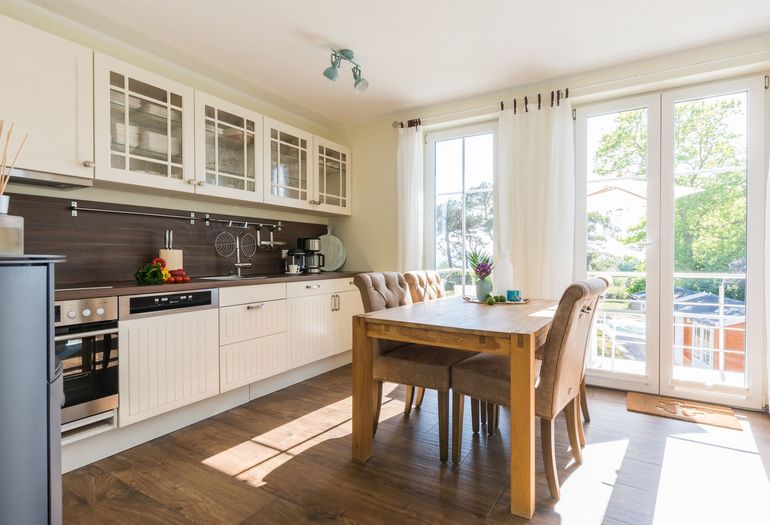 Esstisch mit Küchenzeile für gemeinsames Kochen und Essen