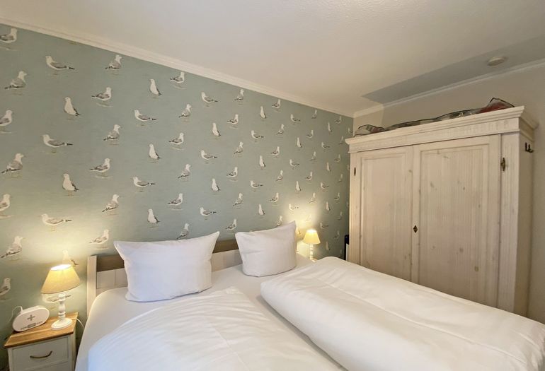 Schlafzimmer mit Kleiderschrank