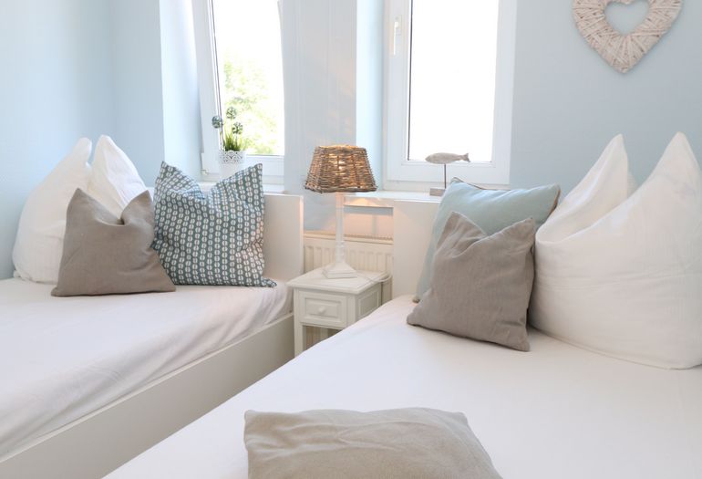 2. Schlafzimmer mit Ablagen und Kleiderschrank 2. Schlafzimmer mit Ablagen und Kleiderschrank