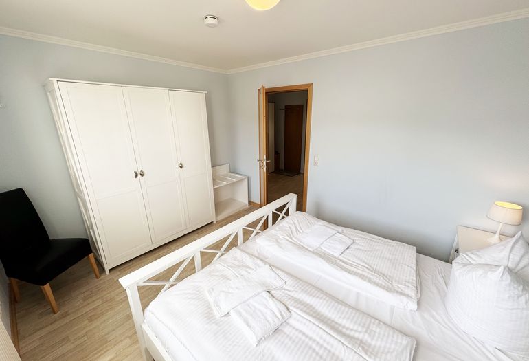 1. Schlafzimmer mit Doppelbett und Kleiderschrank 1. Schlafzimmer mit Doppelbett und Kleiderschrank
