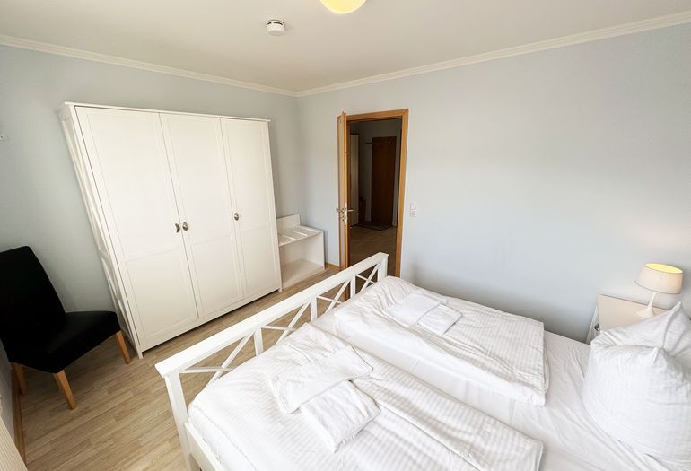 1. Schlafzimmer mit Doppelbett und Kleiderschrank