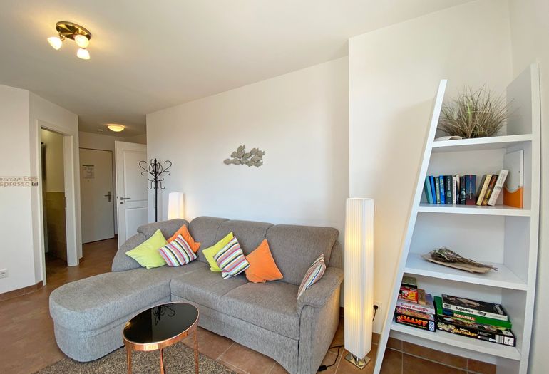 Wohnzimmer mit Bücherregal Wohnzimmer mit Bücherregal