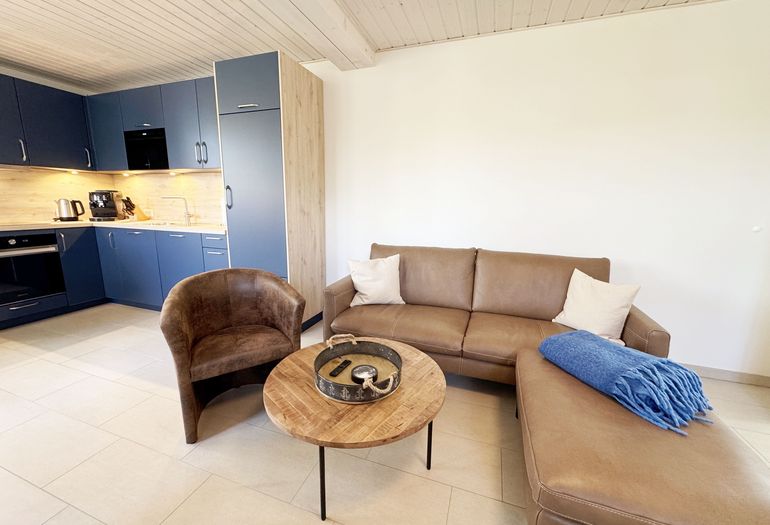 gemütlicher Wohnbereich mit Blick auf die Küche