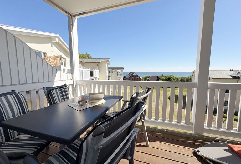 überdachter bestuhlter Balkon