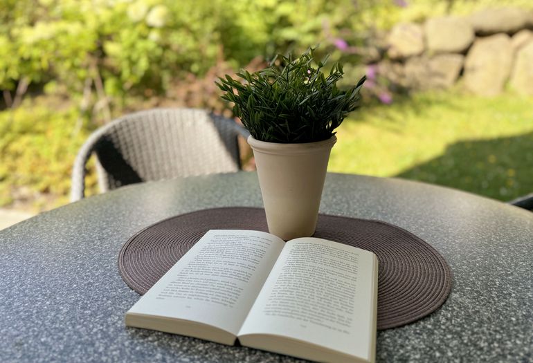 Villa Antje - auch ein Buch kann in Ruhe auf der Terrasse gelesen werden