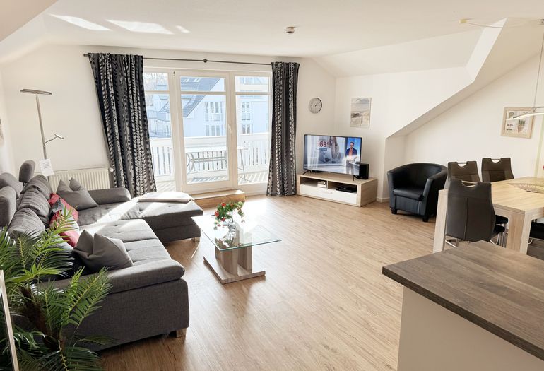 gemütlicher Wohn-und Essbereich mit Küchenzeile