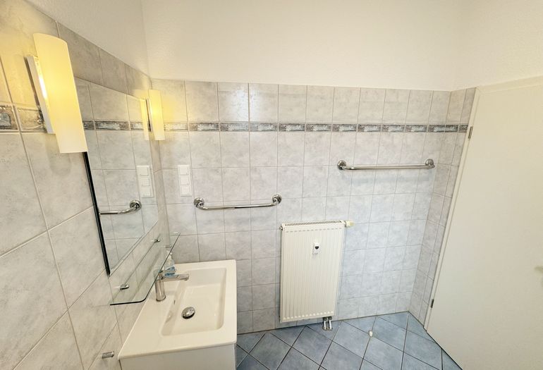 gefliestes Badezimmer gefliestes Badezimmer