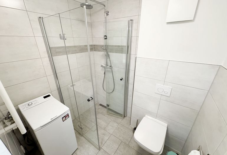 innenliegendes Badezimmer mit ebenerdiger Dusche und WC innenliegendes Badezimmer mit ebenerdiger Dusche und WC