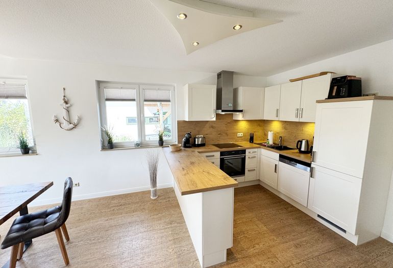 moderne Küchenzeile mit vielen weiteren kleinen Küchenhelfern moderne Küchenzeile mit vielen weiteren kleinen Küchenhelfern