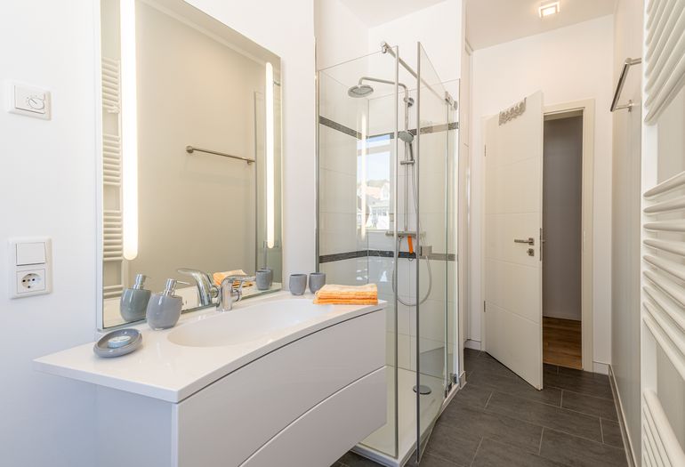 Badezimmer mit ebenerdiger Dusche Badezimmer mit ebenerdiger Dusche