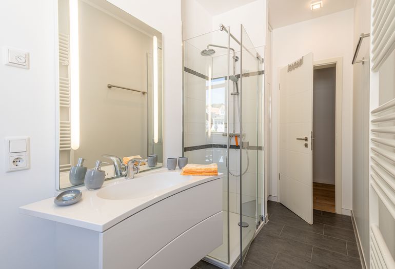 Badezimmer mit ebenerdiger Dusche Badezimmer mit ebenerdiger Dusche