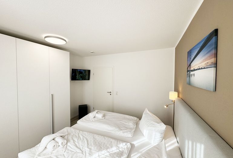 Schlafzimmer mit Kleiderschrank und TV Schlafzimmer mit Kleiderschrank und TV