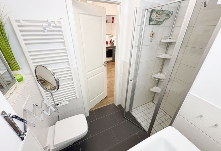 innenliegendes Badezimmer mit Wc und Dusche