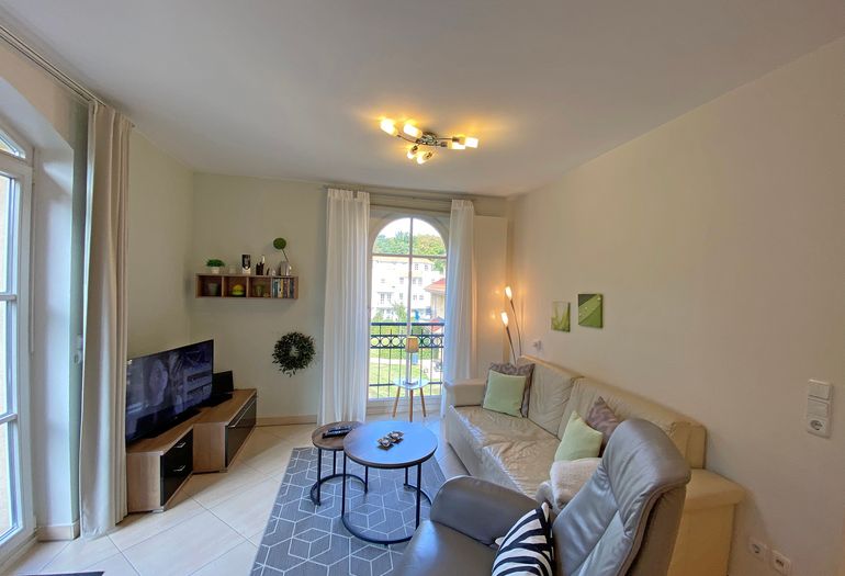 Wohnzimmer mit TV und Couch