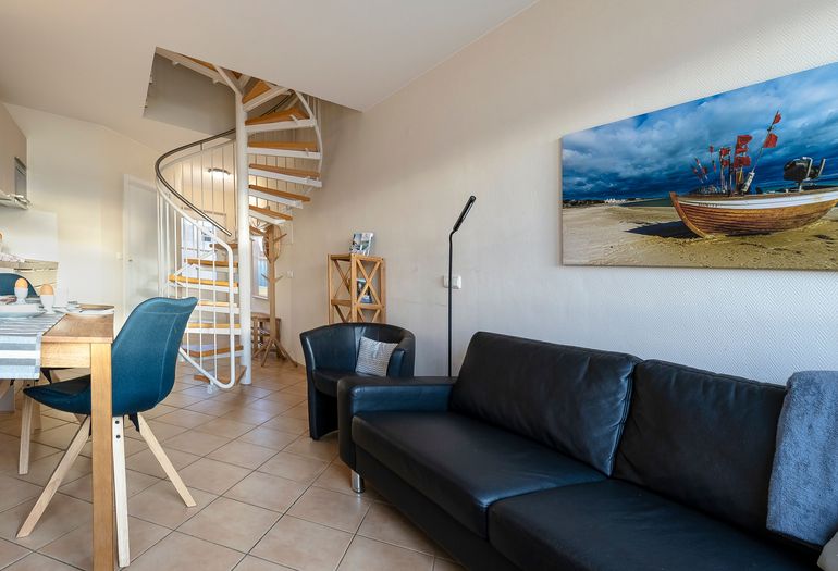 Wohnzimmer mit Couch und Esstisch Wohnzimmer mit Couch und Esstisch