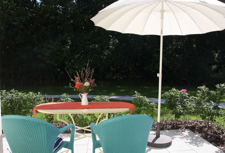 bestuhlte Terrasse mit Sonnenschirm bestuhlte Terrasse mit Sonnenschirm
