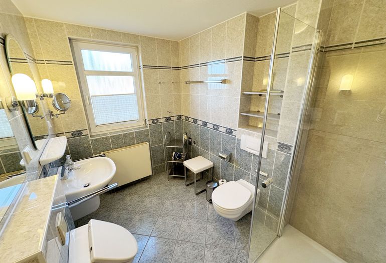 Badezimmer mit Dusche Badezimmer mit Dusche