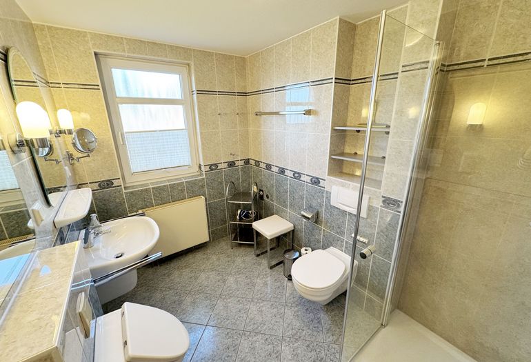 Badezimmer mit Dusche