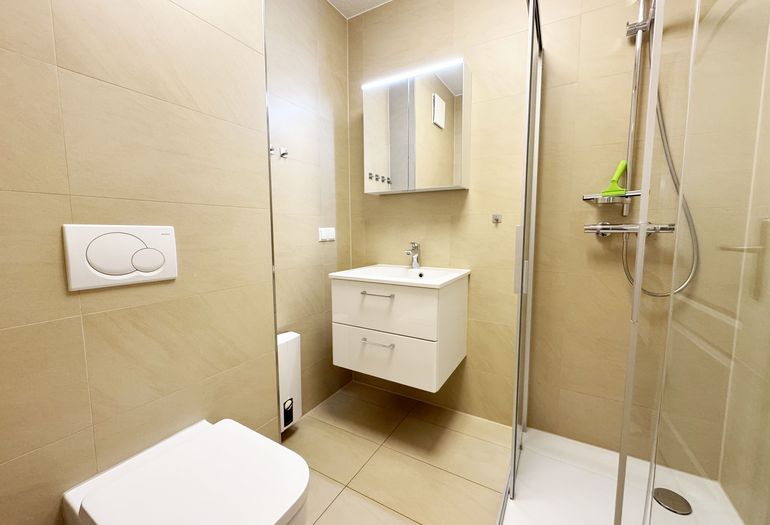 innenliegendes Badezimmer mit Waschbecken