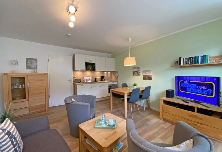 Wohnzimmer mit gemütlicher Couch und TV