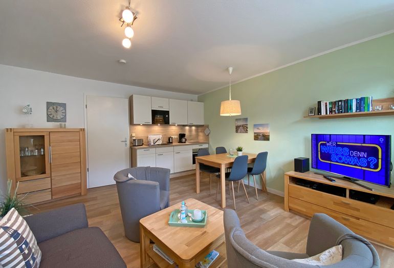 Wohnzimmer mit gemütlicher Couch und TV Wohnzimmer mit gemütlicher Couch und TV
