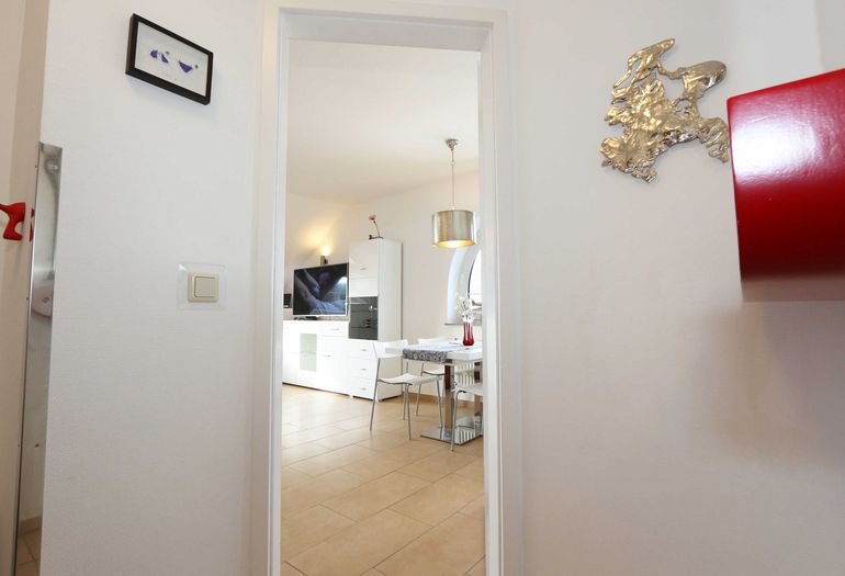 Flur mit Garderobe und Spiegel Flur mit Garderobe und Spiegel