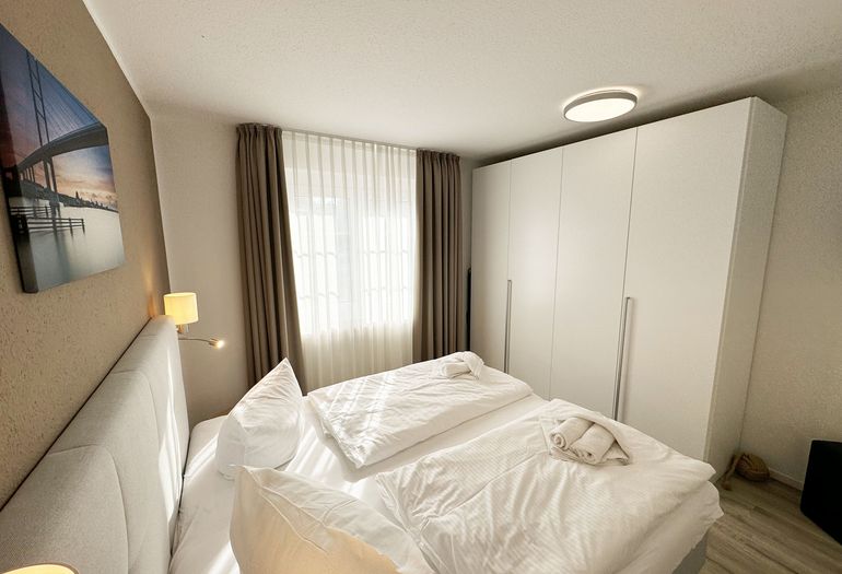 Schlafzimmer mit Kleiderschrank