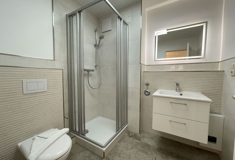 Badezimmer mit Dusche und WC Badezimmer mit Dusche und WC