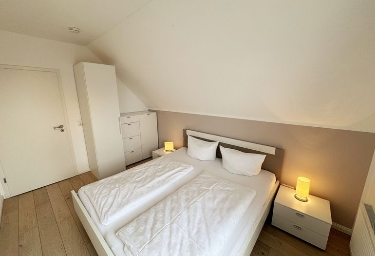Ferienhaus Ilsebill - 2. Schlafzimmer mit Kleiderschrank