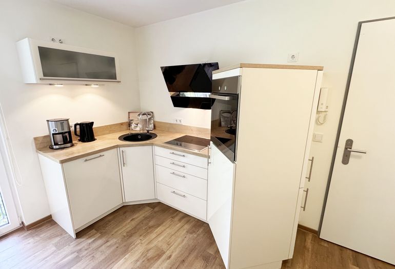 moderne Küchenzeile sowie viele Küchenhelfer