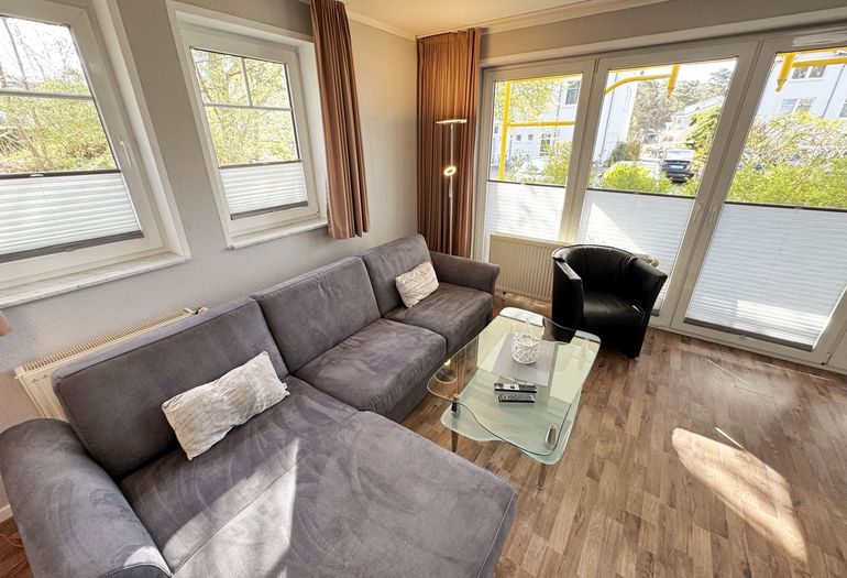 gemütliches Wohnzimmer mit Couch