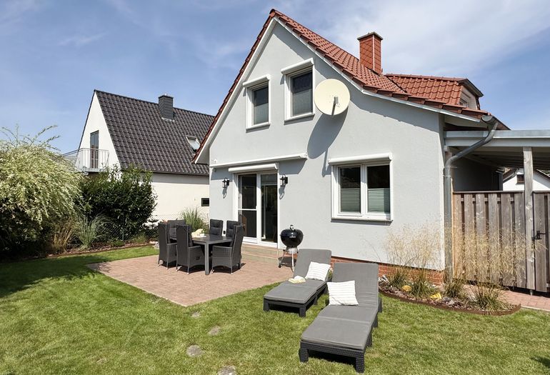 Gartenbereich mit Sonnenliegen
