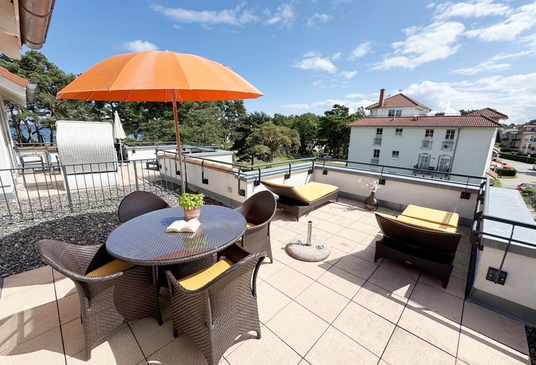 bestuhlte Dachterrasse mit Sonnenliegen bestuhlte Dachterrasse mit Sonnenliegen