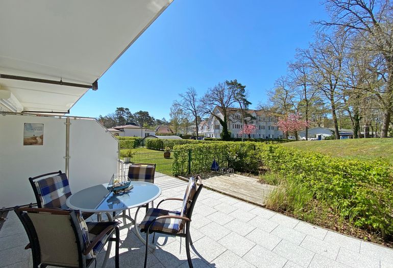 bestuhlte Terrasse mit Blick ins Grüne