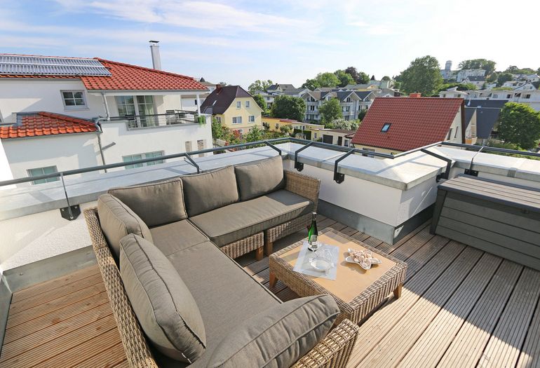 bestuhlte Dachterrasse mit weitem Blick über Göhren