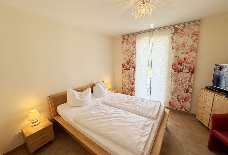 Schlafzimmer mit Zugang zum Balkon