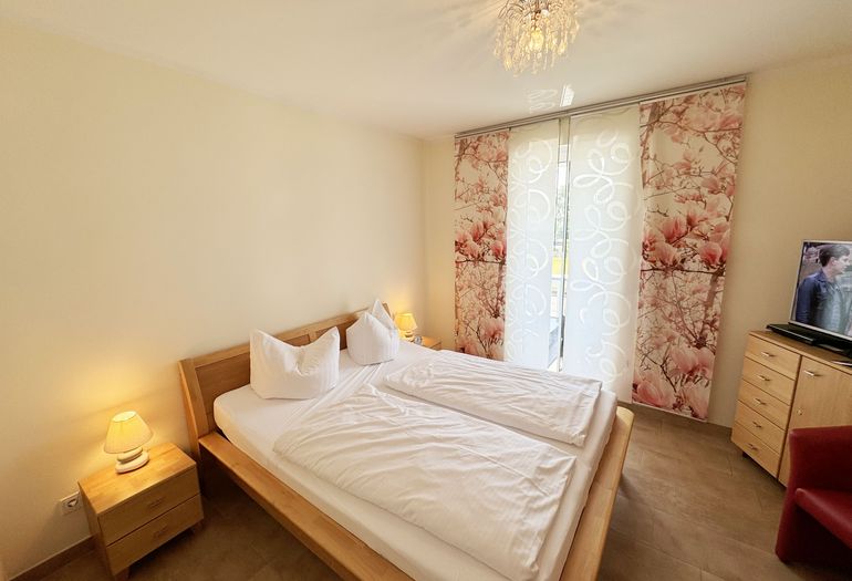 Schlafzimmer mit Zugang zum Balkon Schlafzimmer mit Zugang zum Balkon