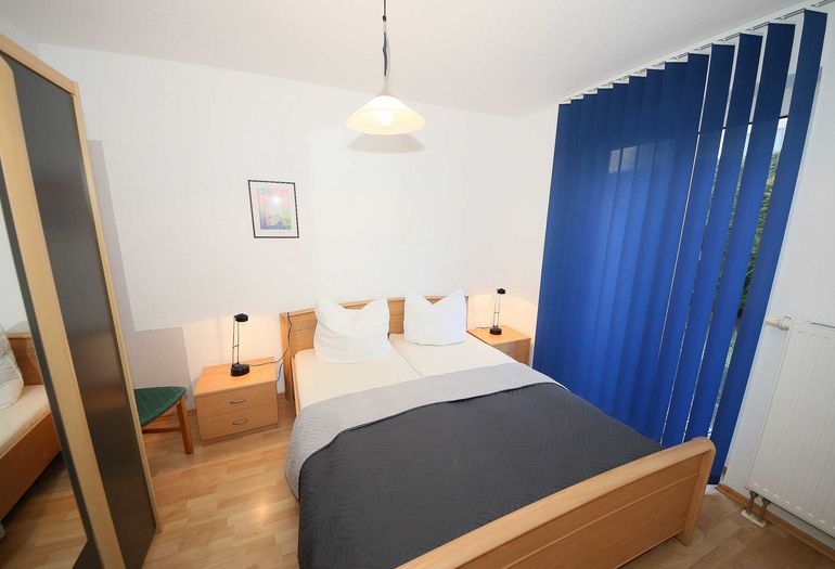 Schlafzimmer mit Doppelbett