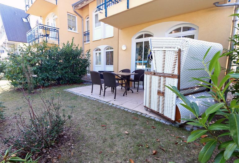 bestuhlte Terrasse mit Blick ins Grüne