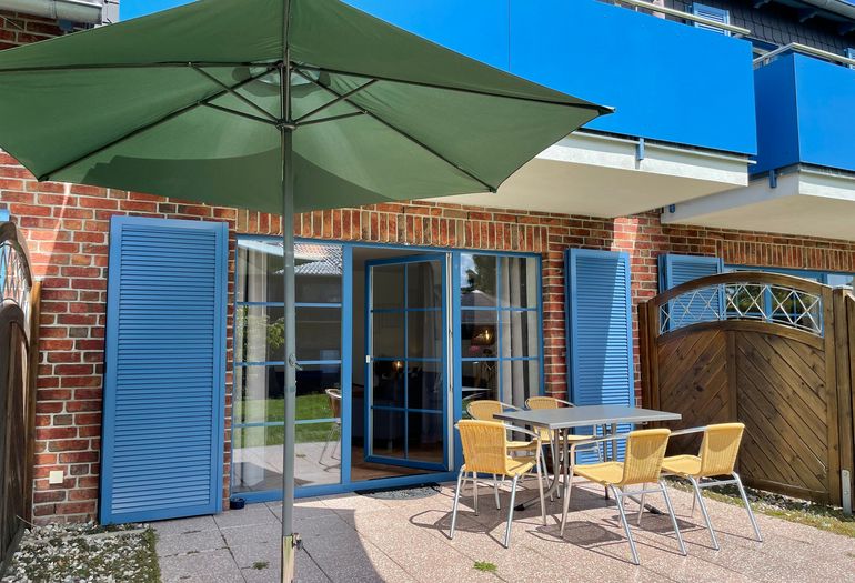 Terrasse mit Sonnenschirm