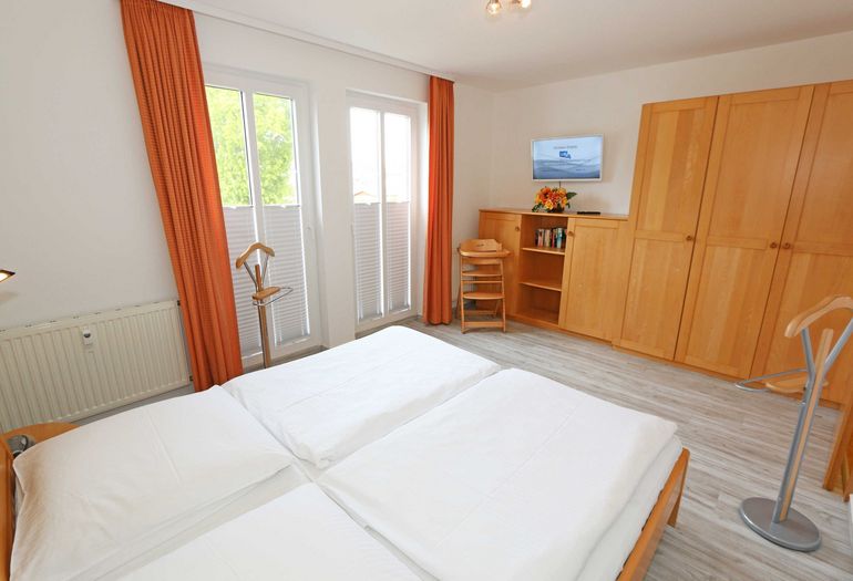 Schlafzimmer mit Kleiderschrank
