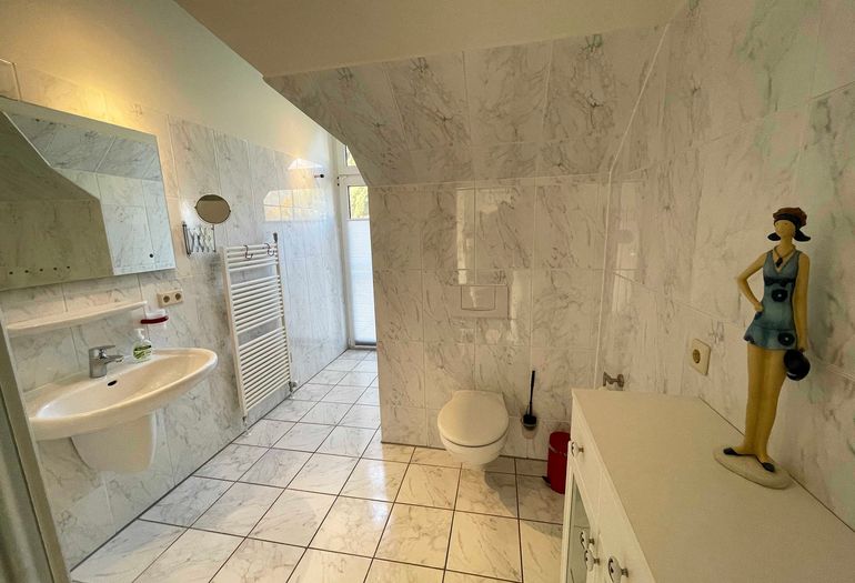 Badezimmer mit Dusche