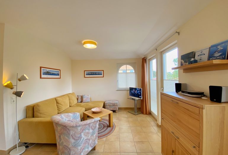 gemütliches Wohnzimmer mit Couch