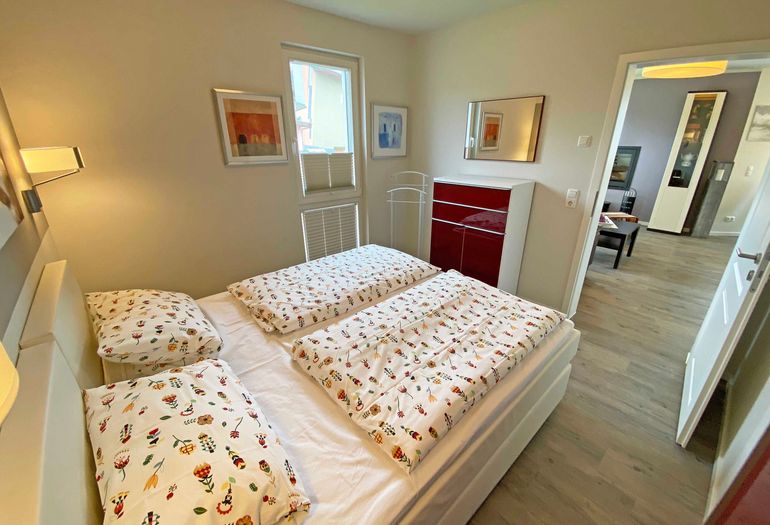 1. Schlafzimmer mit kleiner Kommode