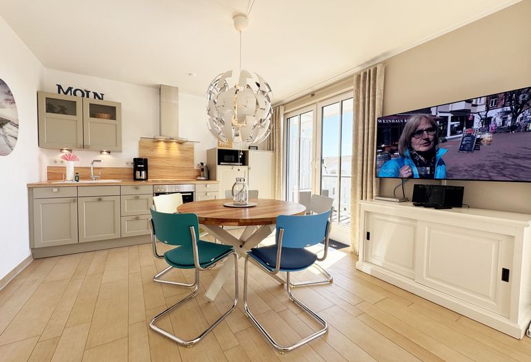 Essbereich mit Holztisch